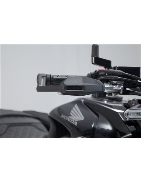 Protectores de maneta con deflector de aire Negro. Honda CB650R (18-), Kawasaki Z650 (16-).